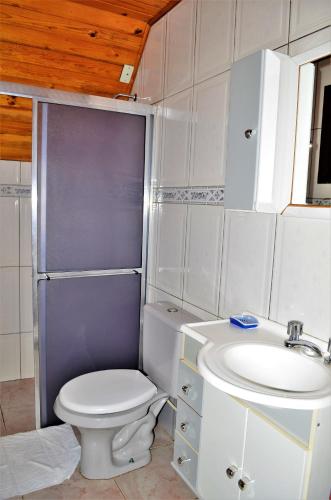 Bilik mandi di Chalés Fazenda Vale da Mata