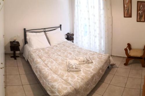 sypialnia z łóżkiem z dwoma butami w obiekcie Riohome w mieście Rio