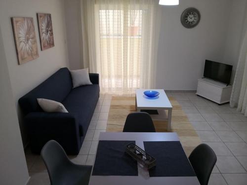 salon z niebieską kanapą i stołem w obiekcie Riohome w mieście Rio