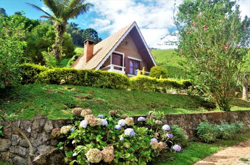 Taman di luar Chalés Fazenda Vale da Mata