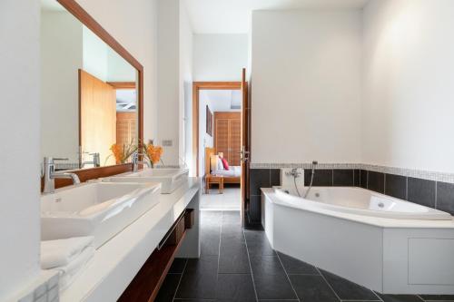 Bilik mandi di Mai Tai, luxury 3 bedroom villa