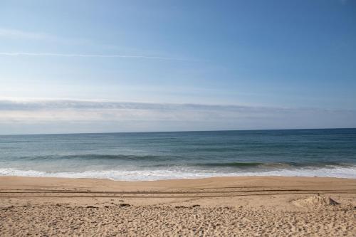 an empty beach with the ocean in the background at Aqualina Inn Montauk in Montauk