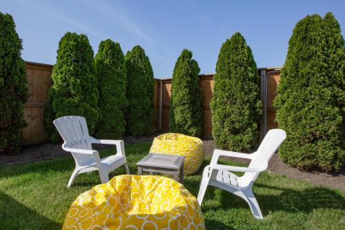 a group of chairs and a table in a yard at Aqualina Inn Montauk in Montauk