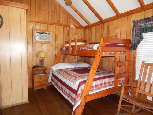 Двухъярусная кровать или двухъярусные кровати в номере Road Runner Travel Resort