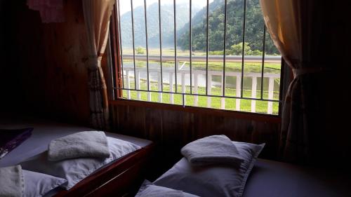 Ліжко або ліжка в номері Ba Be Lake Homestay - Quynh Chi