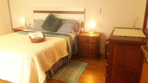 Un dormitorio con una cama con una cesta. en "EXCEPCIONAL 18" DEPARTAMENTO CON COCHERA - Vista a la MONTAÑA en Mendoza