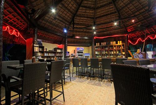 El salón o zona de bar de Thalatta Resort