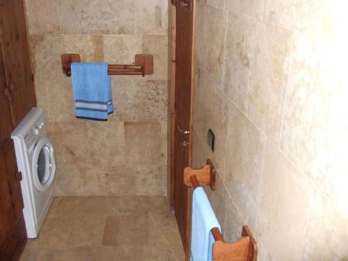 ein Bad mit einer Dusche, einem WC und einem Waschbecken in der Unterkunft taghazout playa in Taghazout