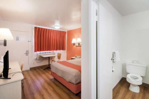 Postel nebo postele na pokoji v ubytování Motel 6-Moses Lake, WA