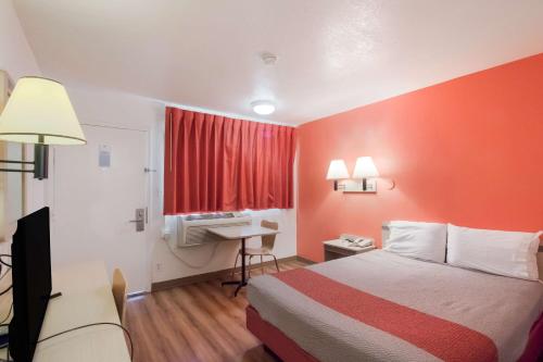 Postel nebo postele na pokoji v ubytování Motel 6-Moses Lake, WA