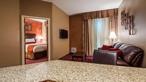 Best Western PLUS Hannaford Inn & Suites Image