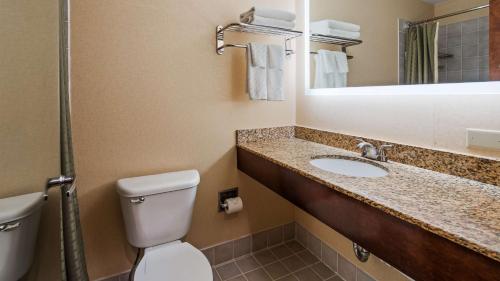 ห้องน้ำของ Best Western PLUS Hannaford Inn & Suites