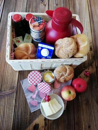 um tabuleiro branco cheio com diferentes tipos de alimentos em Lodge Seppaler em Sankt Anton am Arlberg