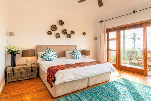Ліжко або ліжка в номері Sun, Sea & a Wood-Fired Hot Tub in a Downtown Mediterranean Villa