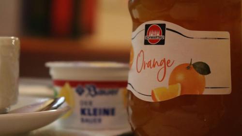 un barattolo di marmellata d'arancia con un'etichetta sopra di Landsteakhaus a Marxheim