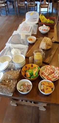 een tafel met veel borden eten erop bij La Meiro in Castelmagno