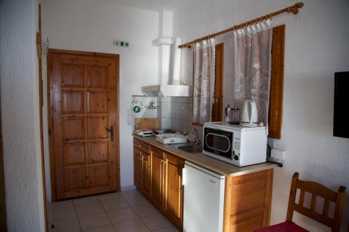 a kitchen with a microwave on top of a counter at Nemesis in Neo Klima