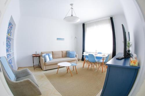un soggiorno con divano e tavolo di Taya apartment a Lubiana