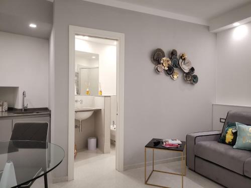 a living room with a couch and a glass table at Vernazza Luxury Apartment in Vernazza