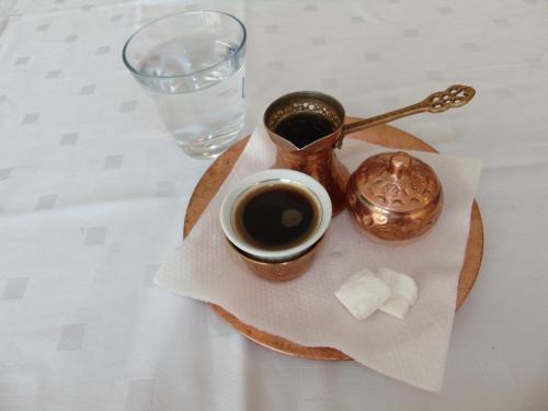 un tavolo con una tazza di caffè e una teiera di Motel Kamenica a Bihać