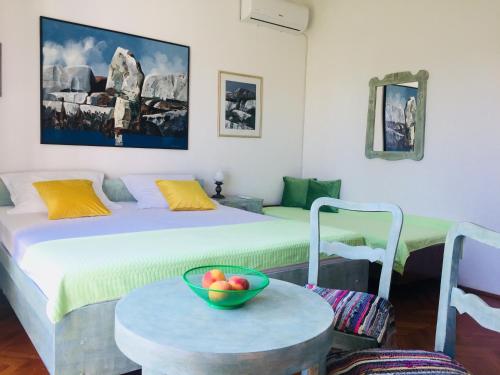 Un pat sau paturi într-o cameră la Apartments Milicevic