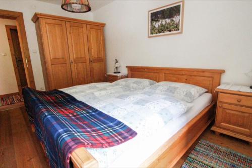 una camera da letto con un letto coperto di Paulnhof a Brennero