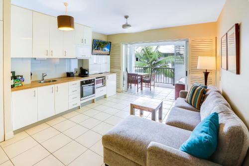 Cuisine ou kitchenette dans l'établissement Elysium Private Apartments at Beach Club & Spa