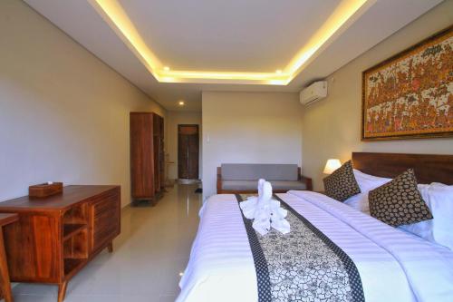 1 dormitorio con 1 cama, vestidor y 1 cama sidx sidx sidx sidx sidx sidx en The Kertha Ubud en Ubud