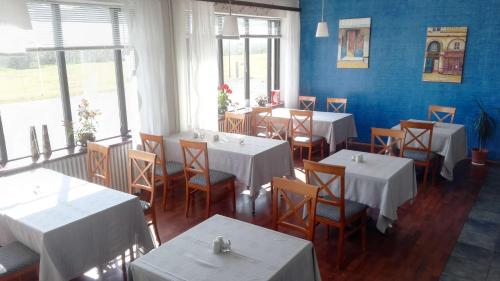 Un restaurante u otro lugar para comer en Hotel Stadarborg