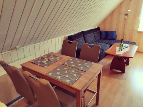 - un salon avec une table et un canapé dans l'établissement Ferienwohnung Lisa, à Gingst