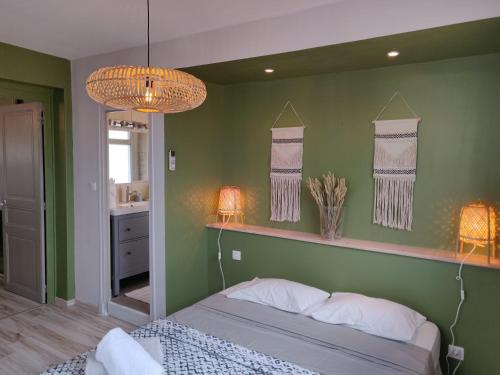 une chambre avec un lit et un mur végétal dans l'établissement Appartement L'Oliveraie - La Cité plein les yeux, à Carcassonne