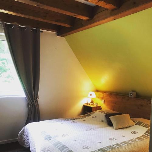 une chambre avec un lit et une fenêtre dans l'établissement Chambres d'hôtes Maison Efftermatten, à Andlau