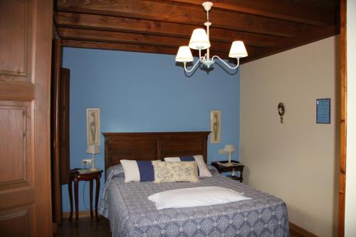 Un pat sau paturi într-o cameră la Hotel rural La Llastra