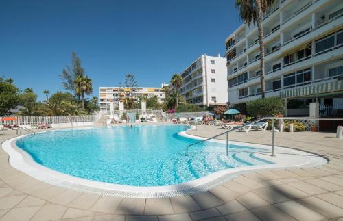 una gran piscina con una fuente en un edificio en Avenida Tirajana Nº3, en Playa del Inglés