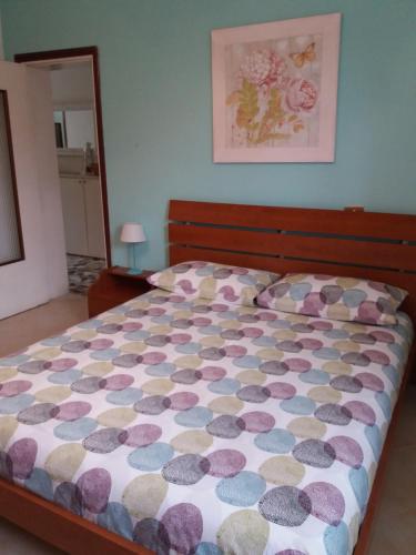 - une chambre avec un lit doté d'une couverture en point de polka dans l'établissement Casa Enrica, à Montignoso
