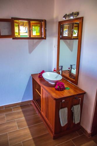 a bathroom with a sink and a mirror at Vilancool Beach Resort in Vilanculos