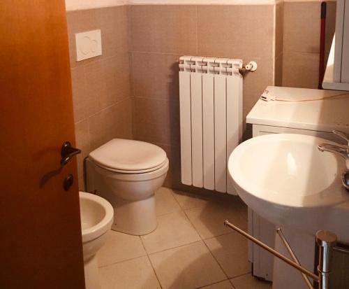 een kleine badkamer met een toilet en een wastafel bij Bilocale in centro con giardino in Tagliacozzo
