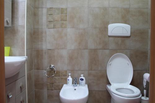 een badkamer met een toilet en een wastafel bij Casa BlueLive in Venafro