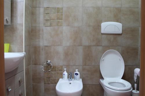 a bathroom with a toilet and a sink at CasaBlueLive in Venafro