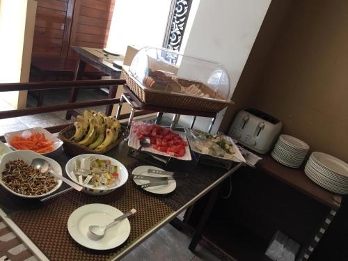 uma mesa com um monte de comida nela em Hotel Hari Vilaas em Varanasi