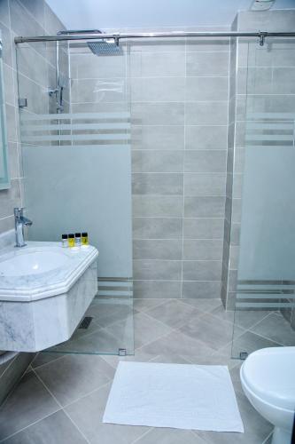 Bilik mandi di Supreme Hotel Baku