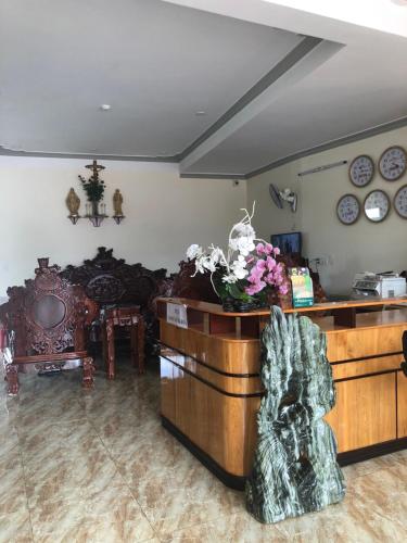 Una habitación con un mostrador con flores. en Kim Ngân Hotel Buôn Ma Thuột en Buon Ma Thuot