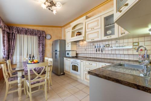 Kuchyňa alebo kuchynka v ubytovaní Superior Luxury Apartment Spalato