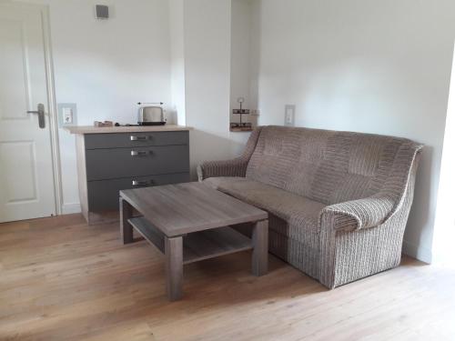 ein Wohnzimmer mit einem Stuhl und einem Couchtisch in der Unterkunft Ferienwohnung in Gadsdorf