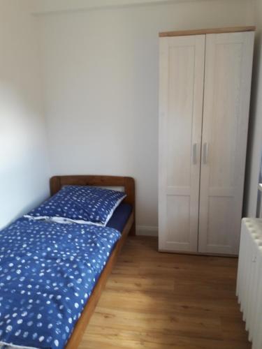 Dormitorio pequeño con cama y armario en Ferienwohnung en Gadsdorf