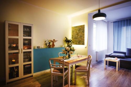 a living room with a table and chairs and a couch at Blue Apartament in Luboń