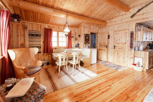 cocina y sala de estar con mesa y sillas en Langlofonna en Stranda