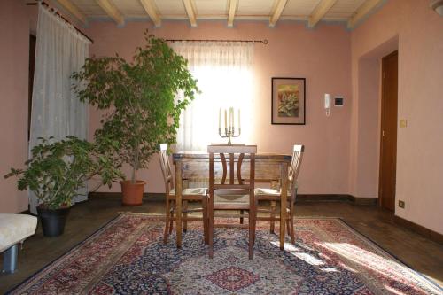 - une salle à manger avec une table et des chaises dans l'établissement B&B La Braida, à Vinovo