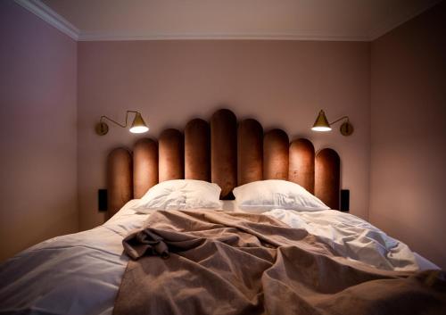 Uma cama ou camas num quarto em Alpine Hideaway ZILLERTALERHOF - 4 Sterne Superior