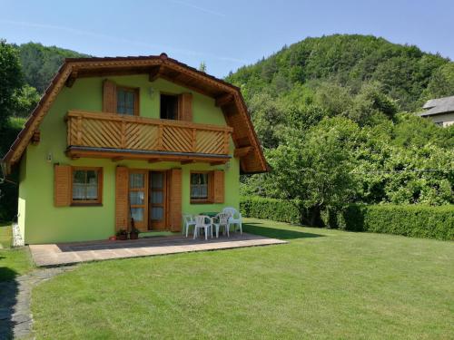 a house with a table and chairs in the yard at Chata Baračka in Omšenie